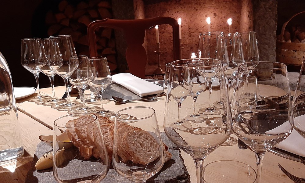 Borddekking for 5-retters middag med vinsmaking