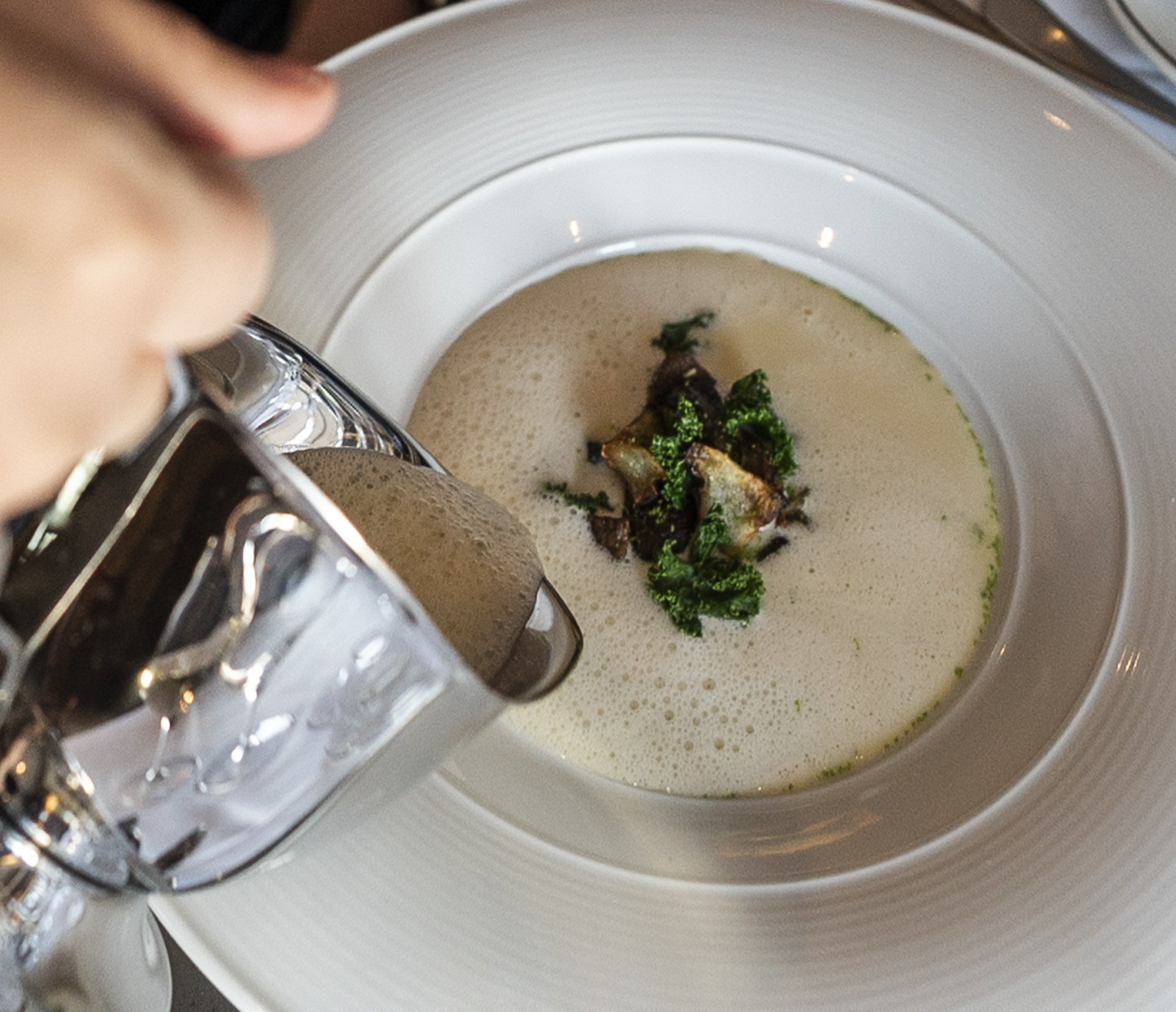 Suppe serveres i din tallerken på bordet