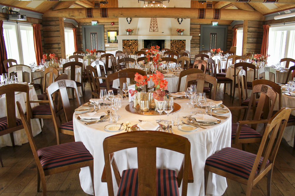 Angvik dekket med runde bord